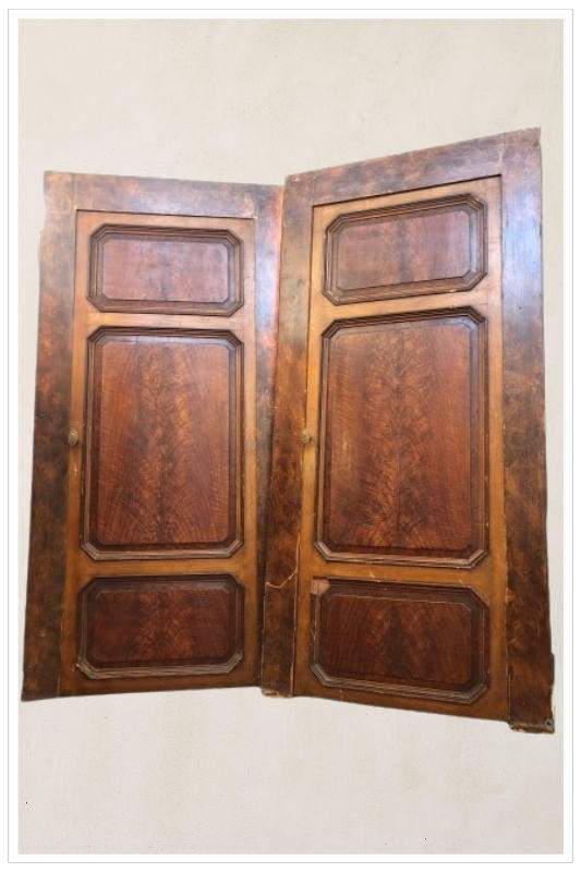 Coppia di porte con telaio