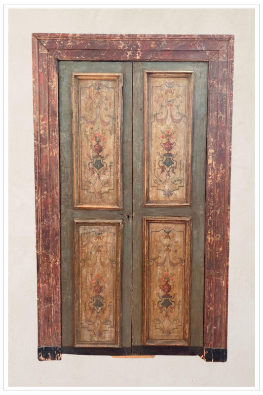 Porta a due battenti dipinta