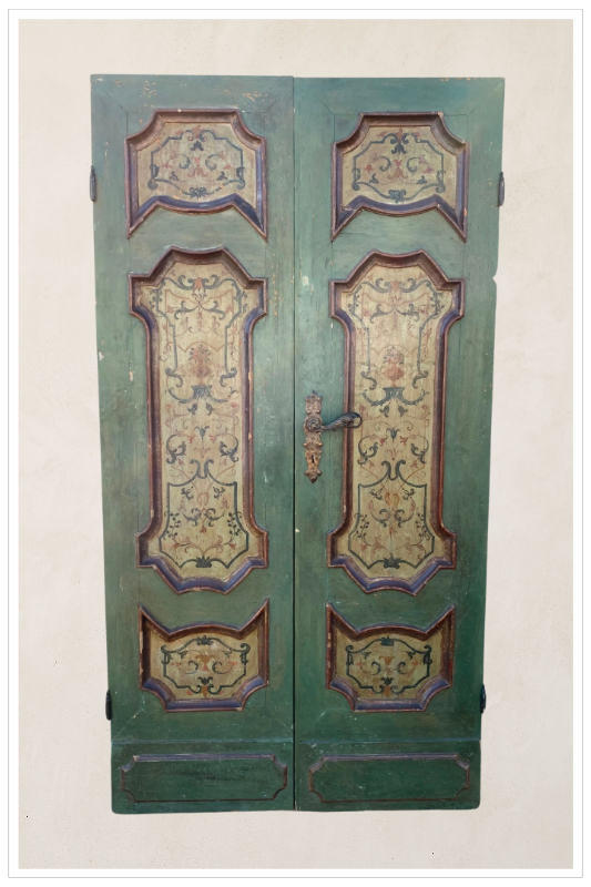 Porta a due battenti dipinta