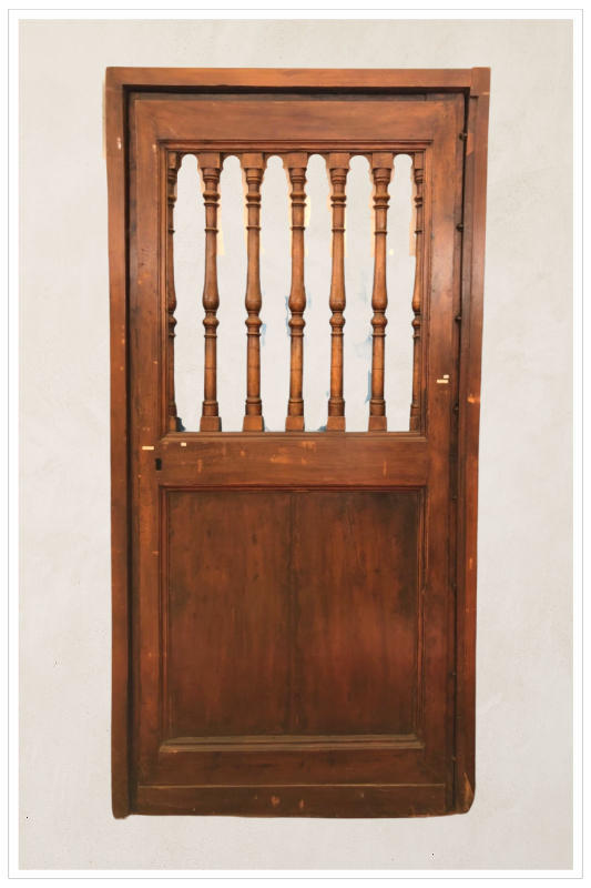 Porta con balaustra e telaio