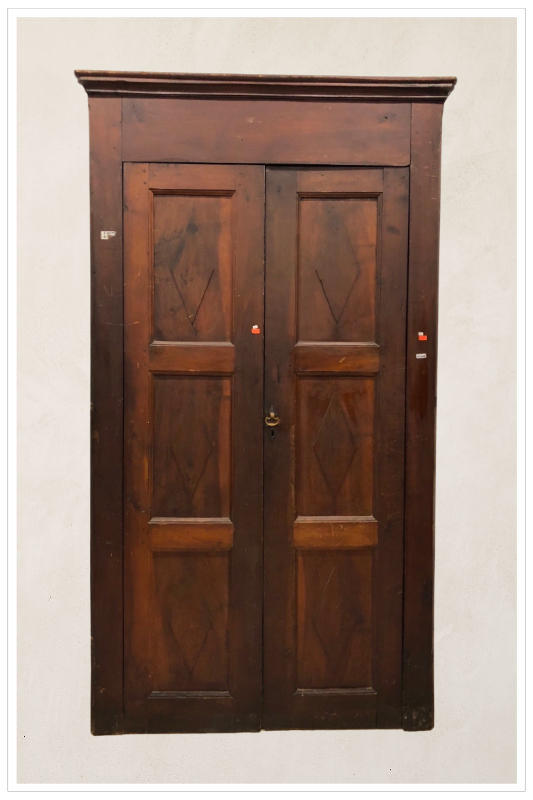 Porta in noce con telaio