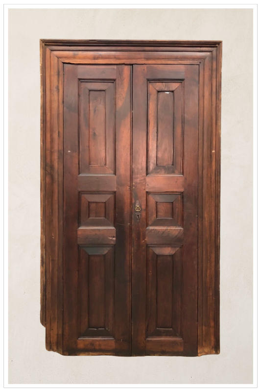 Porta antica con telaio