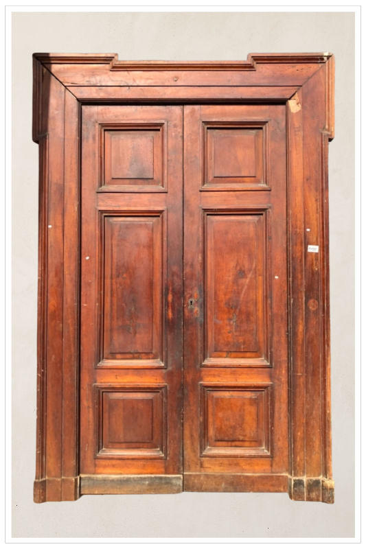 Porta in noce con telaio