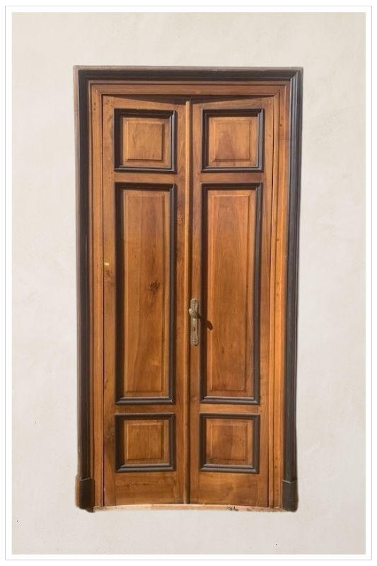 Porta in noce con telaio