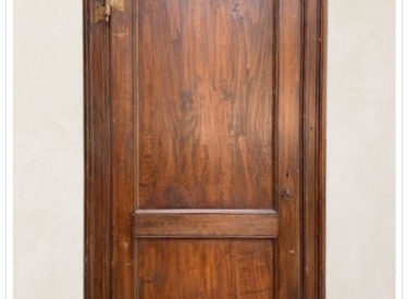 Serie di tre porte uguali