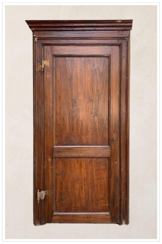 Serie di tre porte uguali