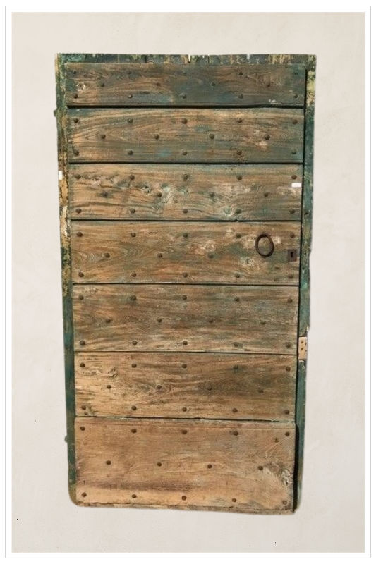 Due portoncini chiodati