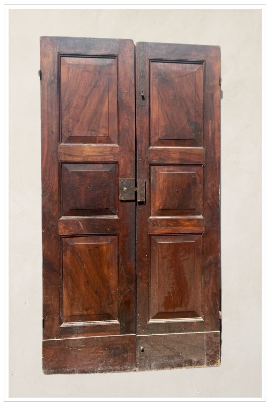 Tre porte in noce