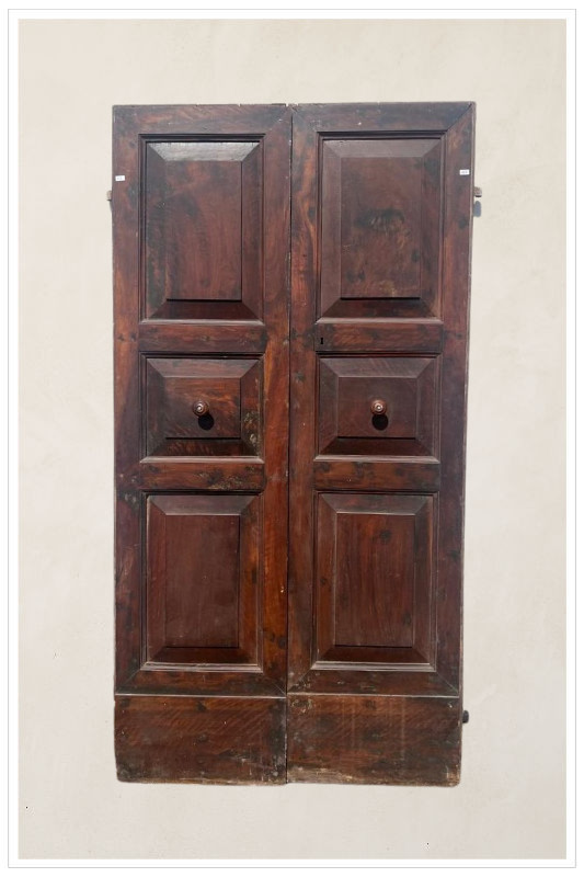 Serie di porte uguali
